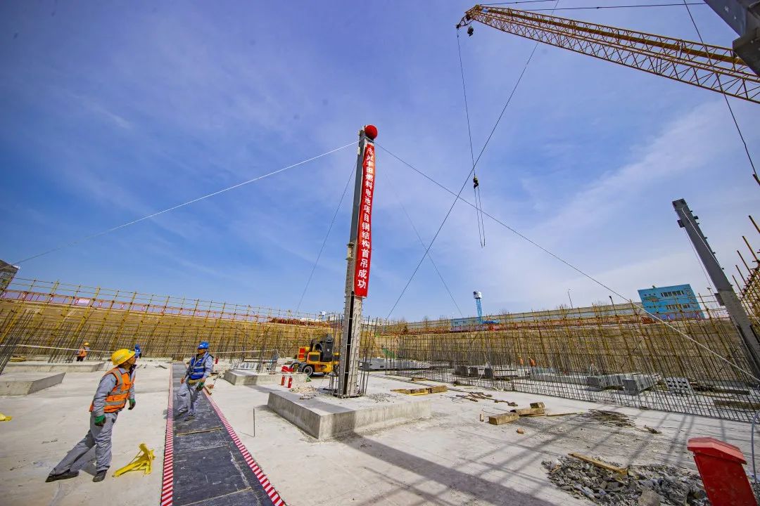 首根鋼柱順利吊裝，北京經開區重大外資項目預計年底竣工
